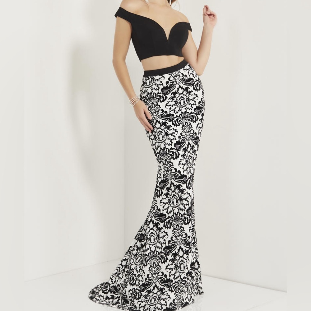 Studio 17 12712 size 4 black/white two piece long dress off the shoulder top